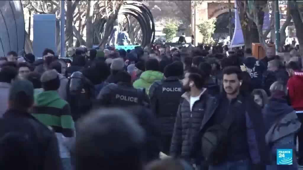 En Iran, drapeaux décrochés, statues déboulonnées et appels à manifester