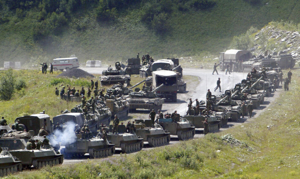En esta fotografía de archivo tomada el sábado 9 de agosto de 2008, se ve una columna de vehículos blindados rusos en camino hacia la capital de Osetia del Sur, Tsjinvali.