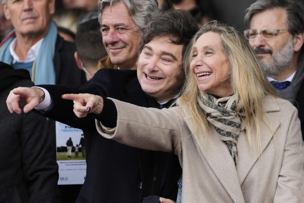 Le président argentin Javier Milei, à gauche, et sa sœur Karina Milei, secrétaire générale de la présidence, assistent à la cérémonie d'inauguration de l'exposition annuelle de la Sociedad Rural, à Bu
