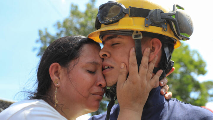 Dani Sebastian Agudelo, un mineur secouru, embrasse un de ses proches près du site où une mine d’or s’est effondrée, piégeant 23 mineurs à Segovia, dans le département d’Antioquia en Colombie, le 24 s