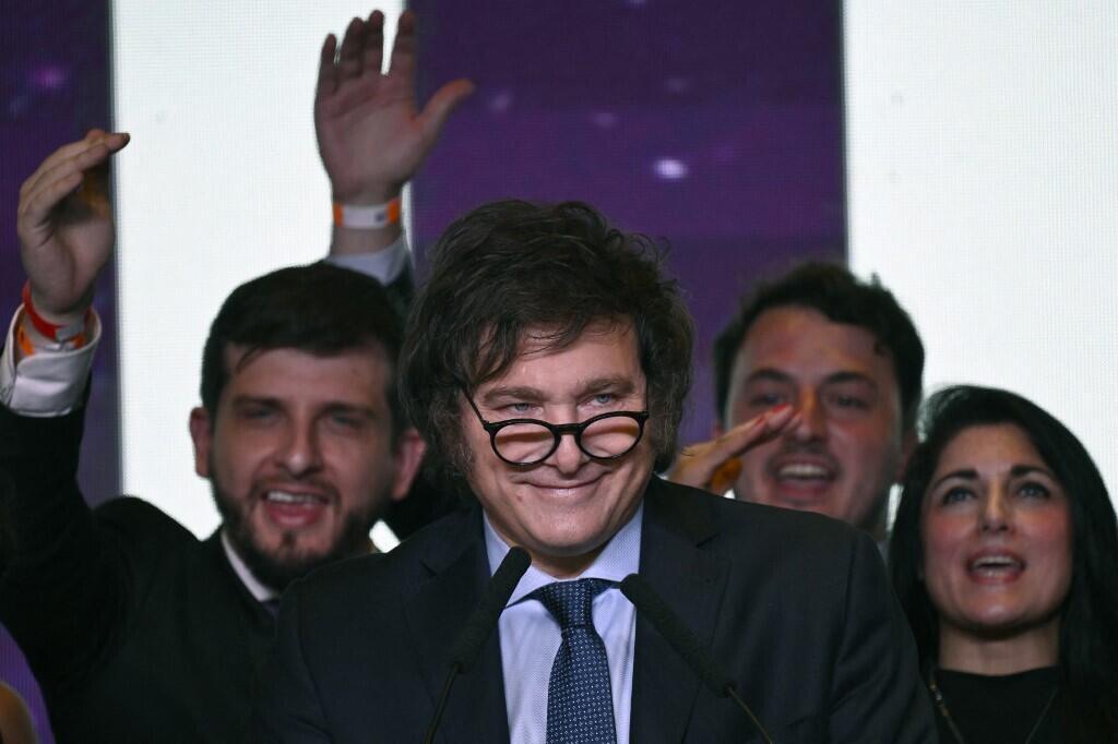 Le candidat du parti La Libertad Avanza, Javier Milei, célèbre ses résultats avec ses partisans, le 22 octobre 2023 à Buenos Aires.
