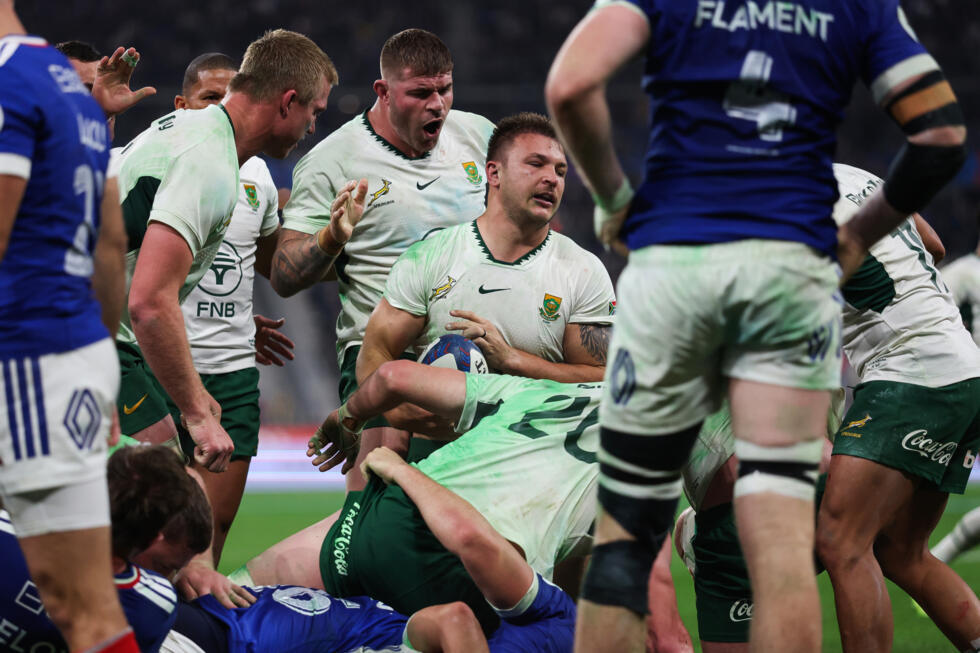 Andre Esterhuizen (C) celebrates after scoring SOuth Africa's second try at the Stade de France