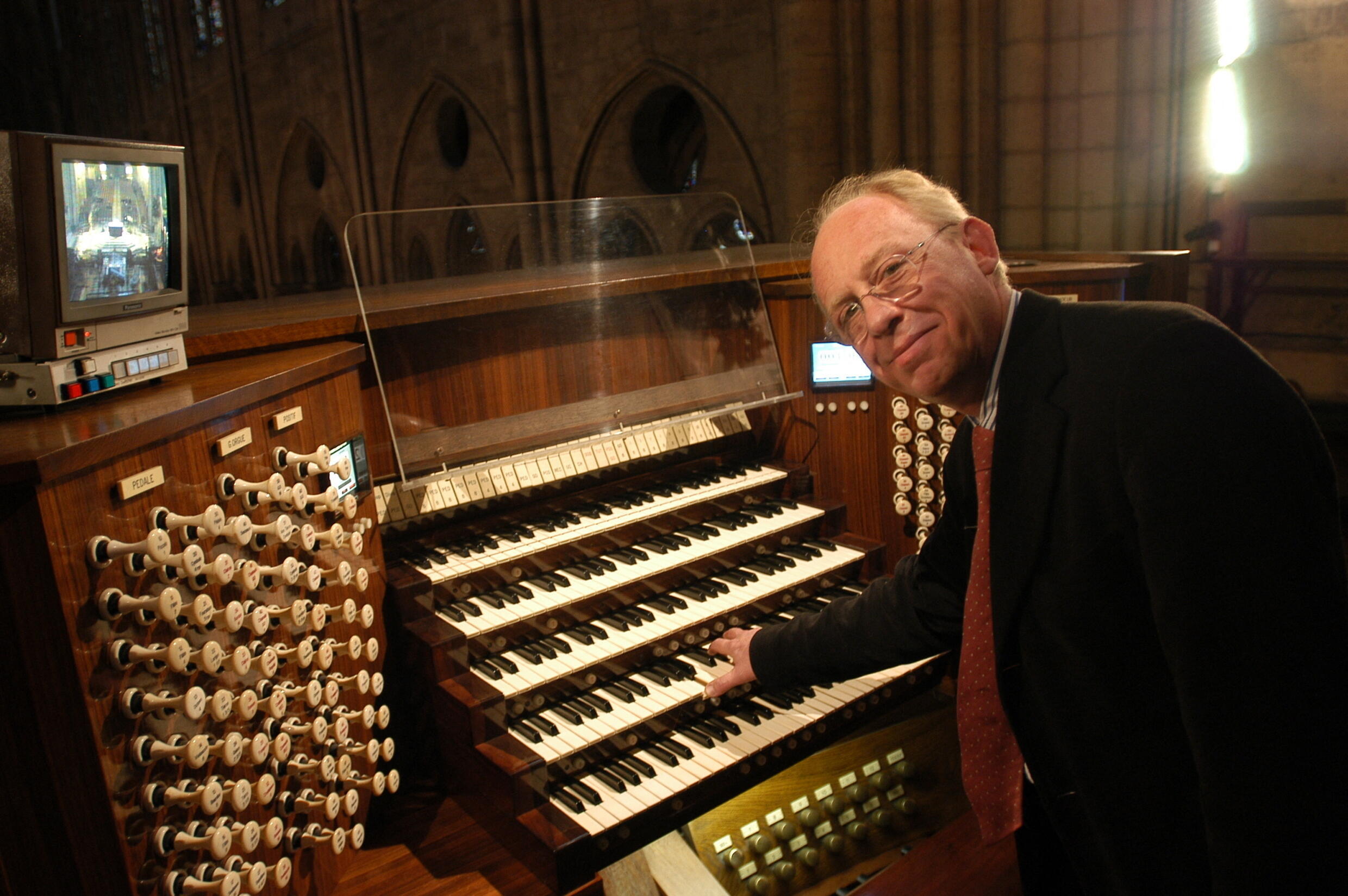 Philippe Lefebvre, l'un des trois organistes de Notre-Dame, pose devant le grand orgue de la cathédrale, en 2004.