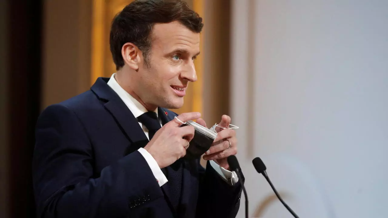 Covid 19 En France Decisions Sur Les Restrictions Sous 8 A 10 Jours L Economie Souffre