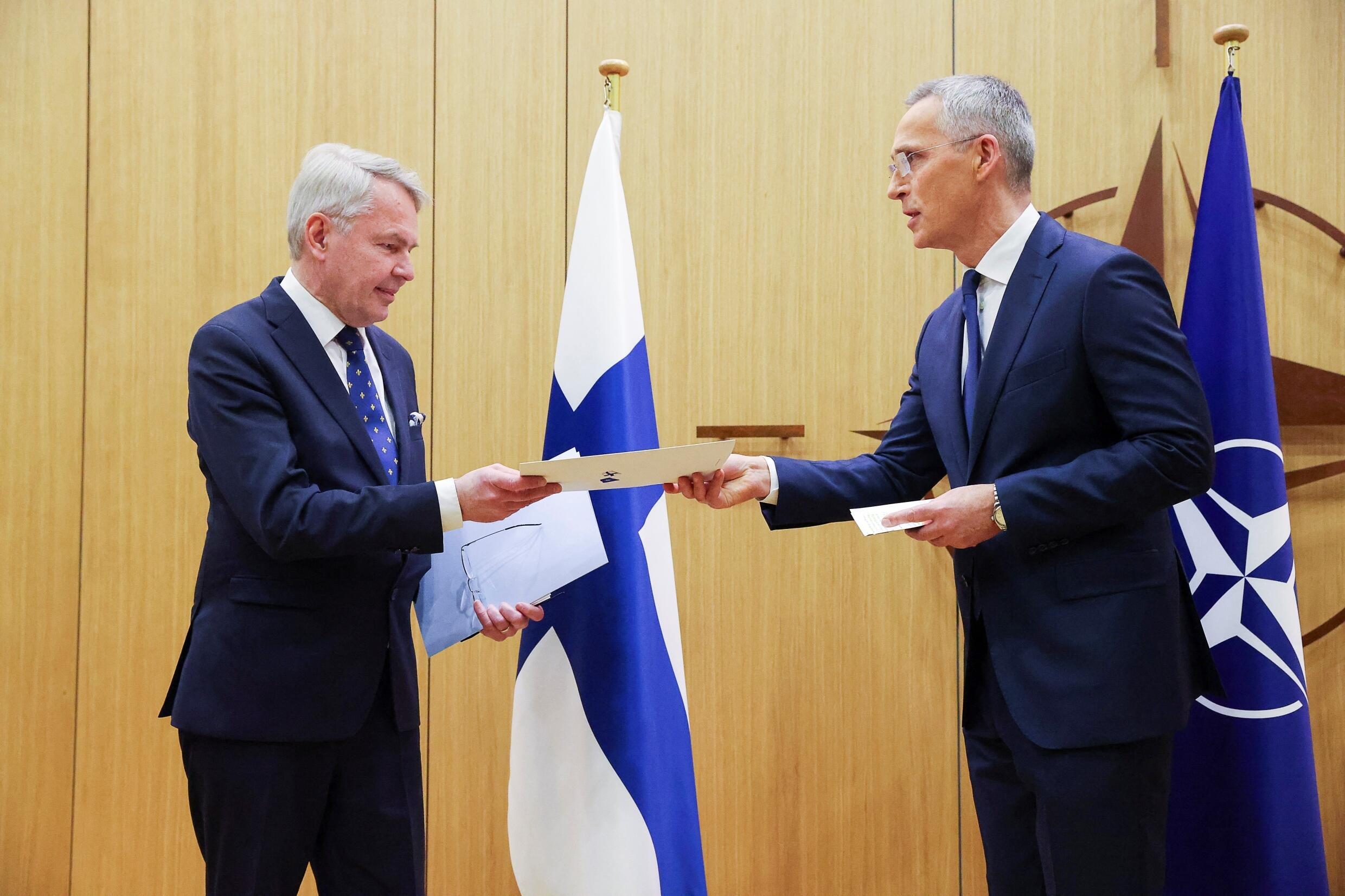 El Secretario General de la OTAN, Jens Stoltenberg, entrega los documentos de adhesión al Ministro de Asuntos Exteriores finlandés, Pekka Haavisto, en la sede de la Alianza en Bruselas, el 4 de abril de 2023.