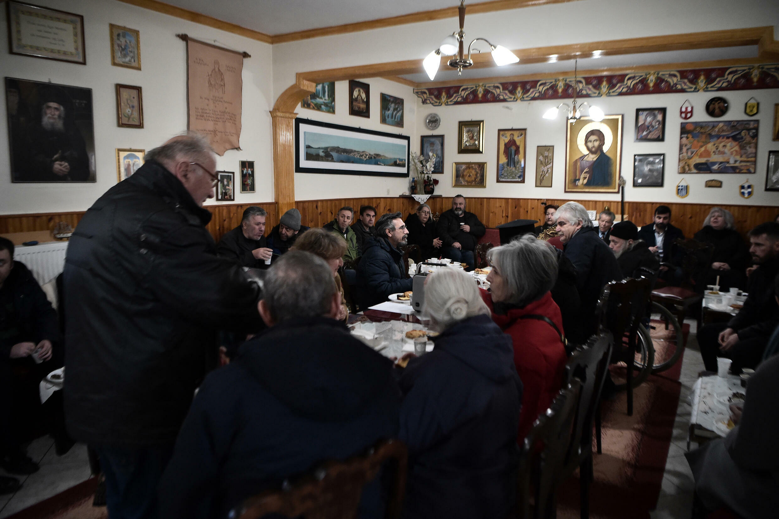 Δεκάδες άνθρωποι συγκεντρώθηκαν στο μοναστήρι έξω από το χωριό Μηλοχώρι για να γιορτάσουν το όνομα του Ηγουμένου Μαξίμου.