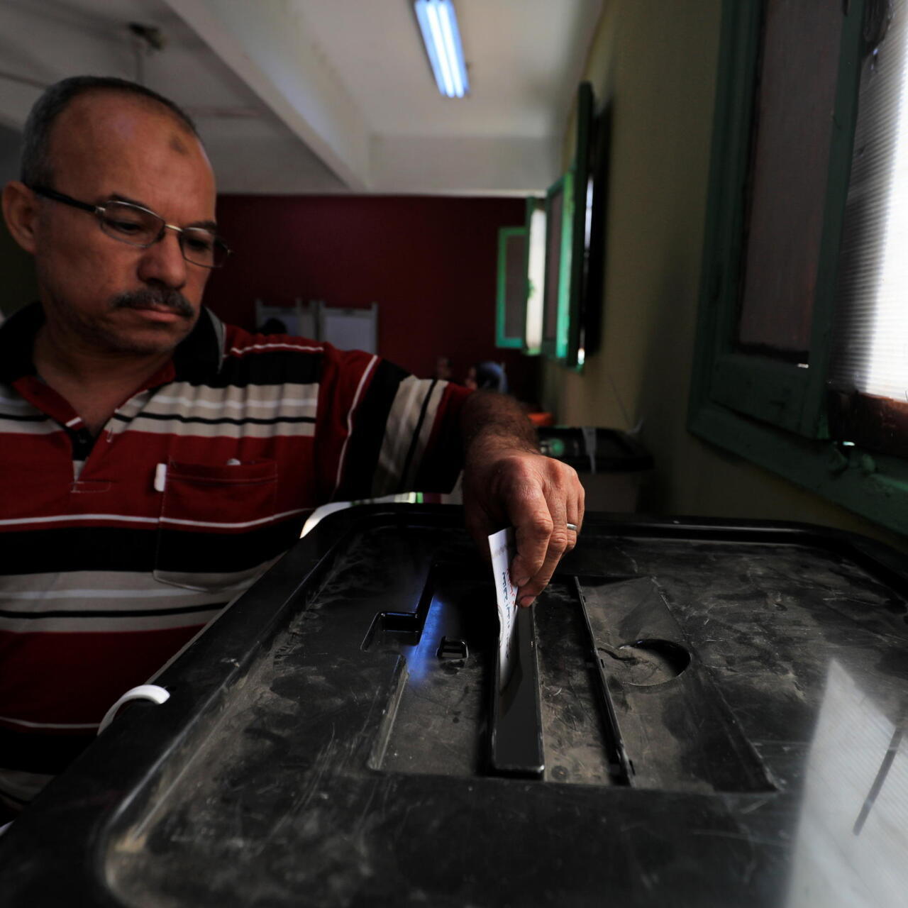 اضغط وشاهد الفليم كامل بنت مصريه بقميص النوم العاري الشفاف