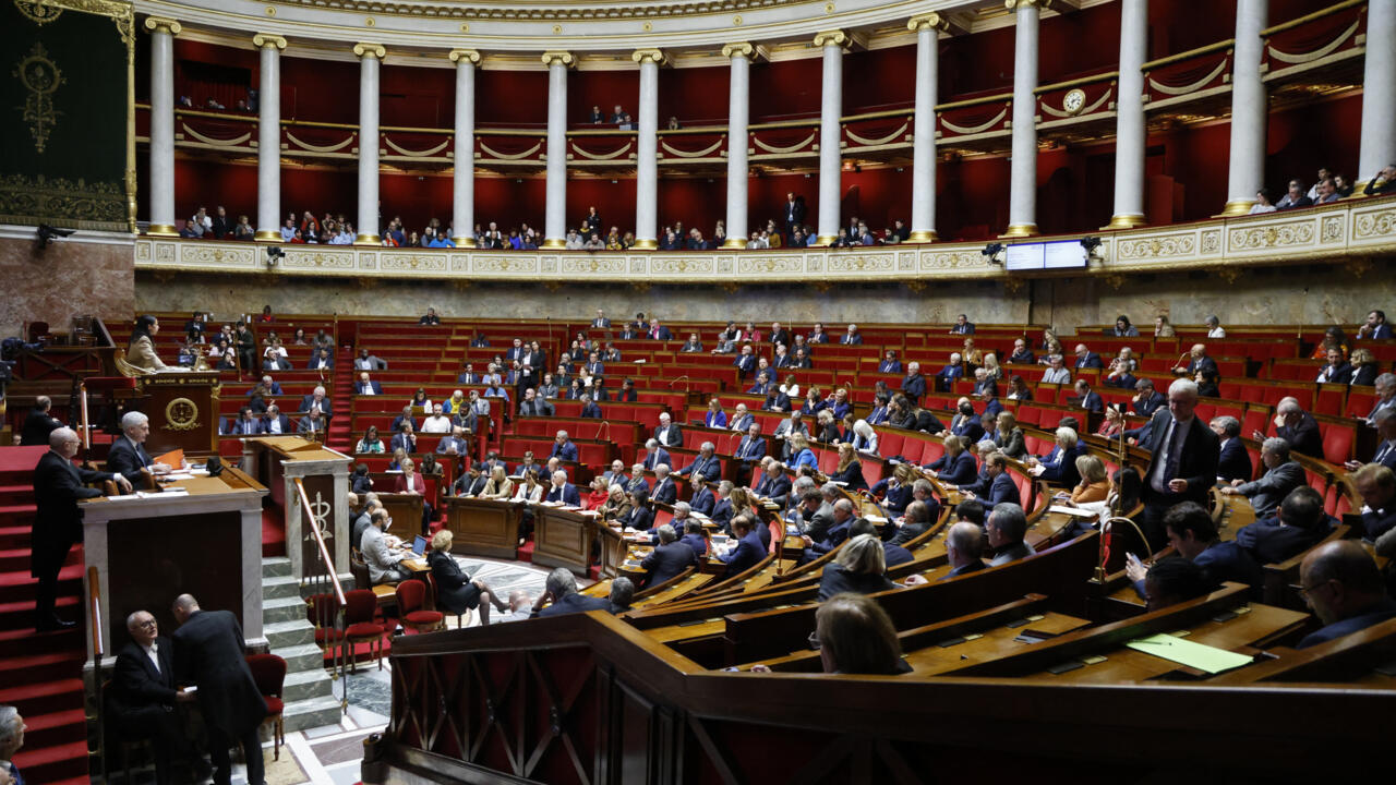 Vue générale d'une séance de questions au gouvernement à l'Assemblée nationale française, à Paris le 13 novembre 2024.