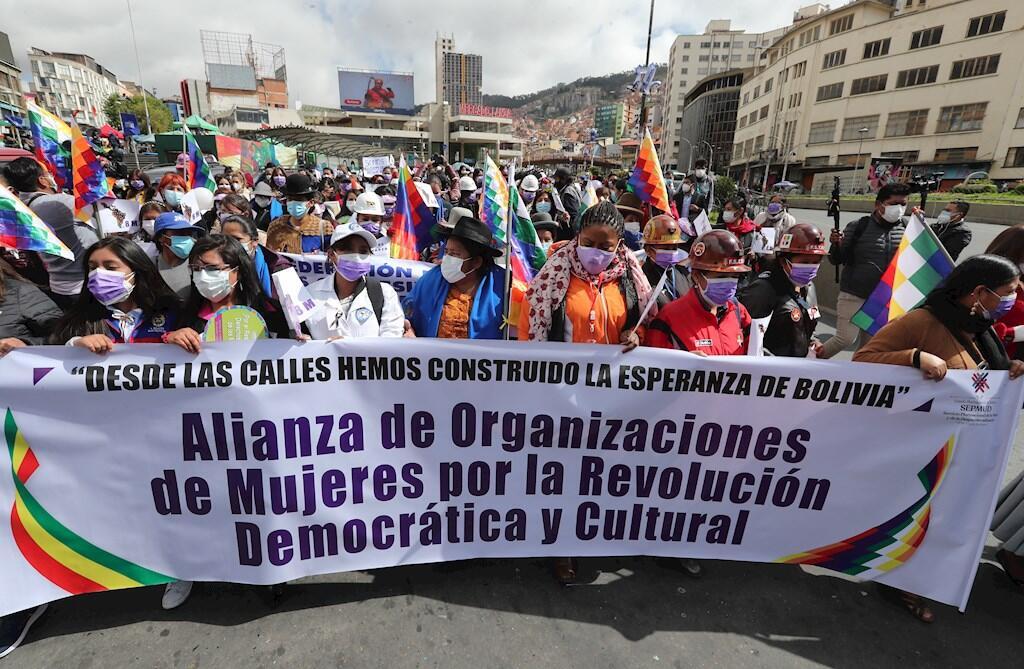 Integrantes de la Alianza de Organizaciones de Mujeres por la Revolución Democrática y Cultural, afines al Gobierno, participan hoy en una marcha para conmemorar el Día Internacional de la Mujer, en La Paz (Bolivia). Las activistas reivindicaron este lunes la lucha feminista por la equidad de género.