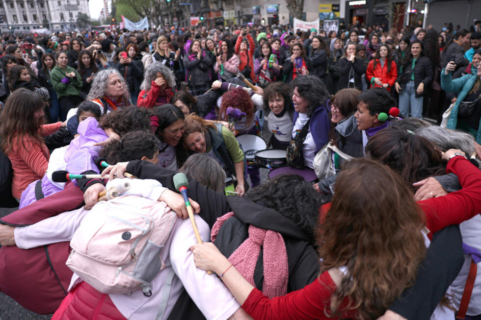 Personas participan en una manifestación este sábado, por el feminicidio de Brenda Loreley Del Castillo, Morena Verdi y Lara Morena Gutiérrez, en Buenos Aires (Argentina). EFE/ Adan Gonzále