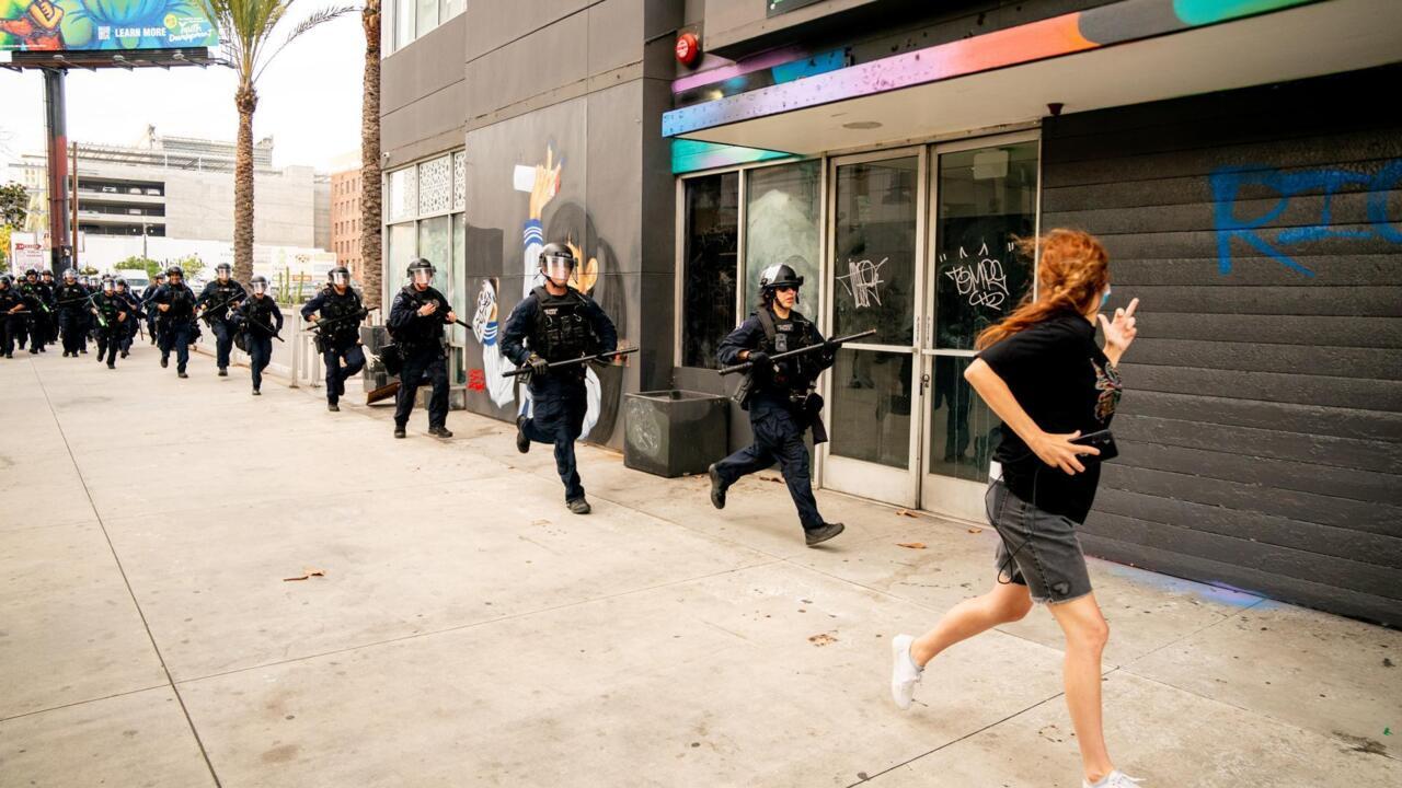 Manifestantes huyen de las fuerzas del orden durante la protesta "No Kings Day" en Los Ángeles, California (EE. UU.), el 14 de junio de 2025.