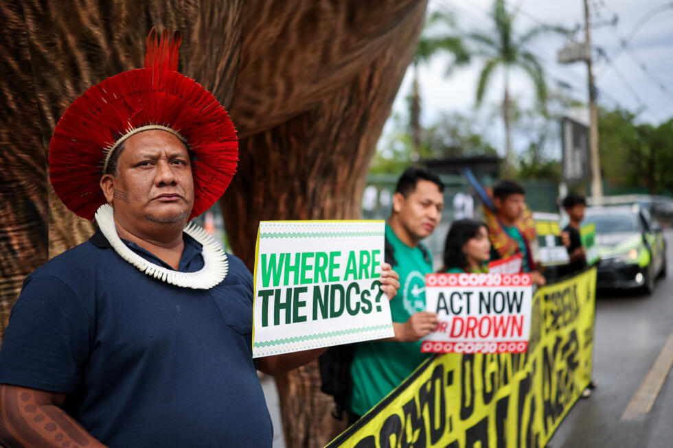 Activistas de la Amazonía brasileña se encuentran junto a un carpincho inflable durante una protesta en la que se pide a los negociadores de la COP30 que protejan los bosques amazónicos, octubre de 2025.