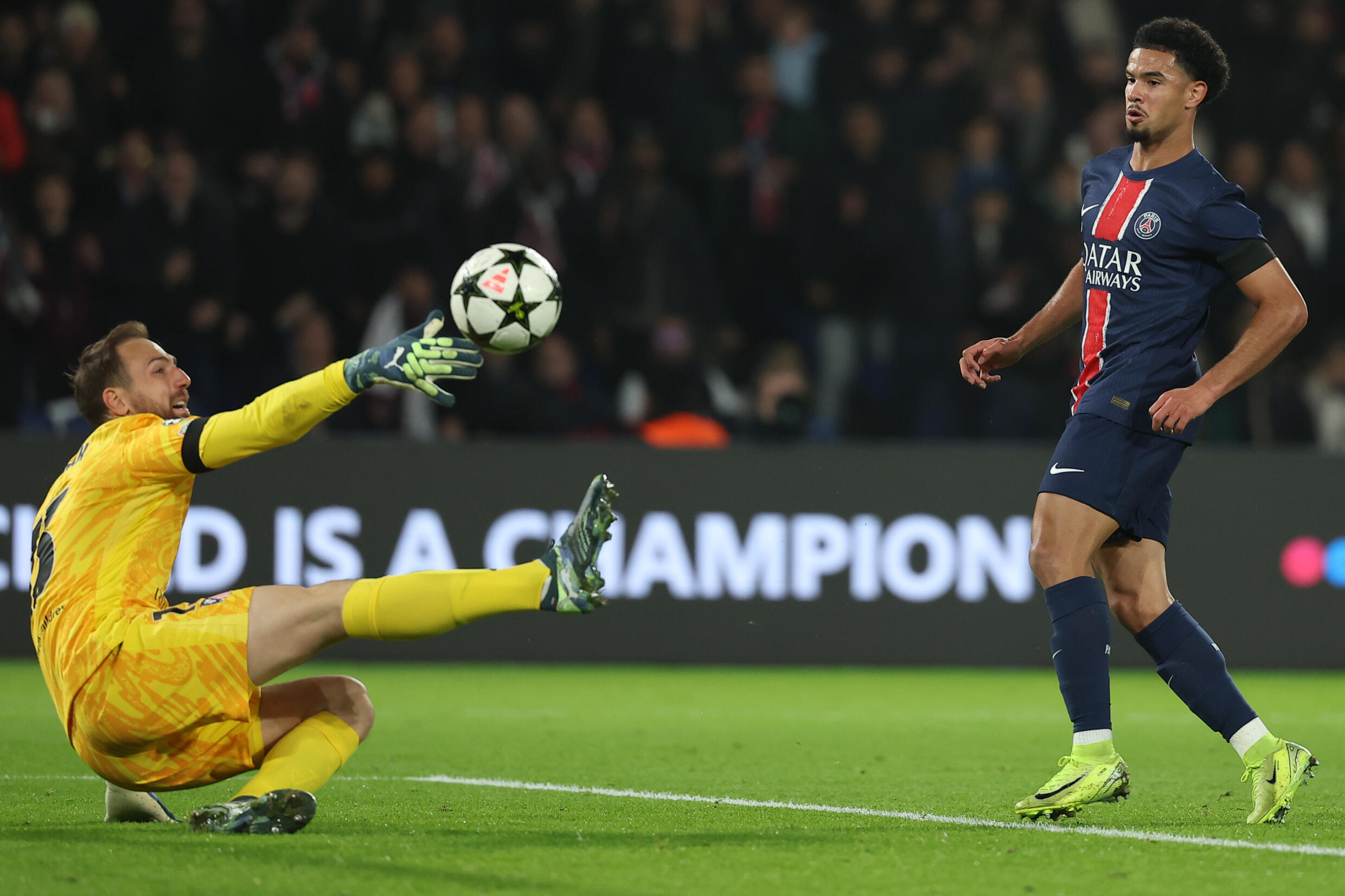Warren Zaïre-Emery (PSG) bat le gardien Jan Oblak et ouvre le score contre l'Atlético Madrid mercredi 6 novembre 2024, en Ligue des champions, au Stade des Princes à Paris.