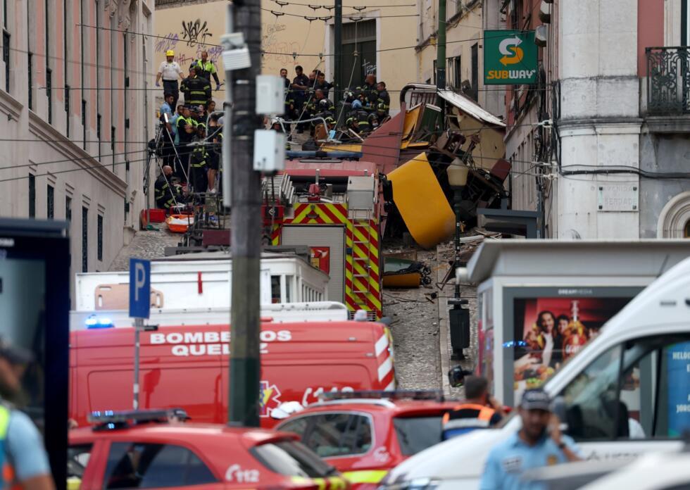 La police et les pompiers interviennent sur le site de l'accident de funiculaire, à Lisbonne, au Portugal, le 3 septembre 2025.