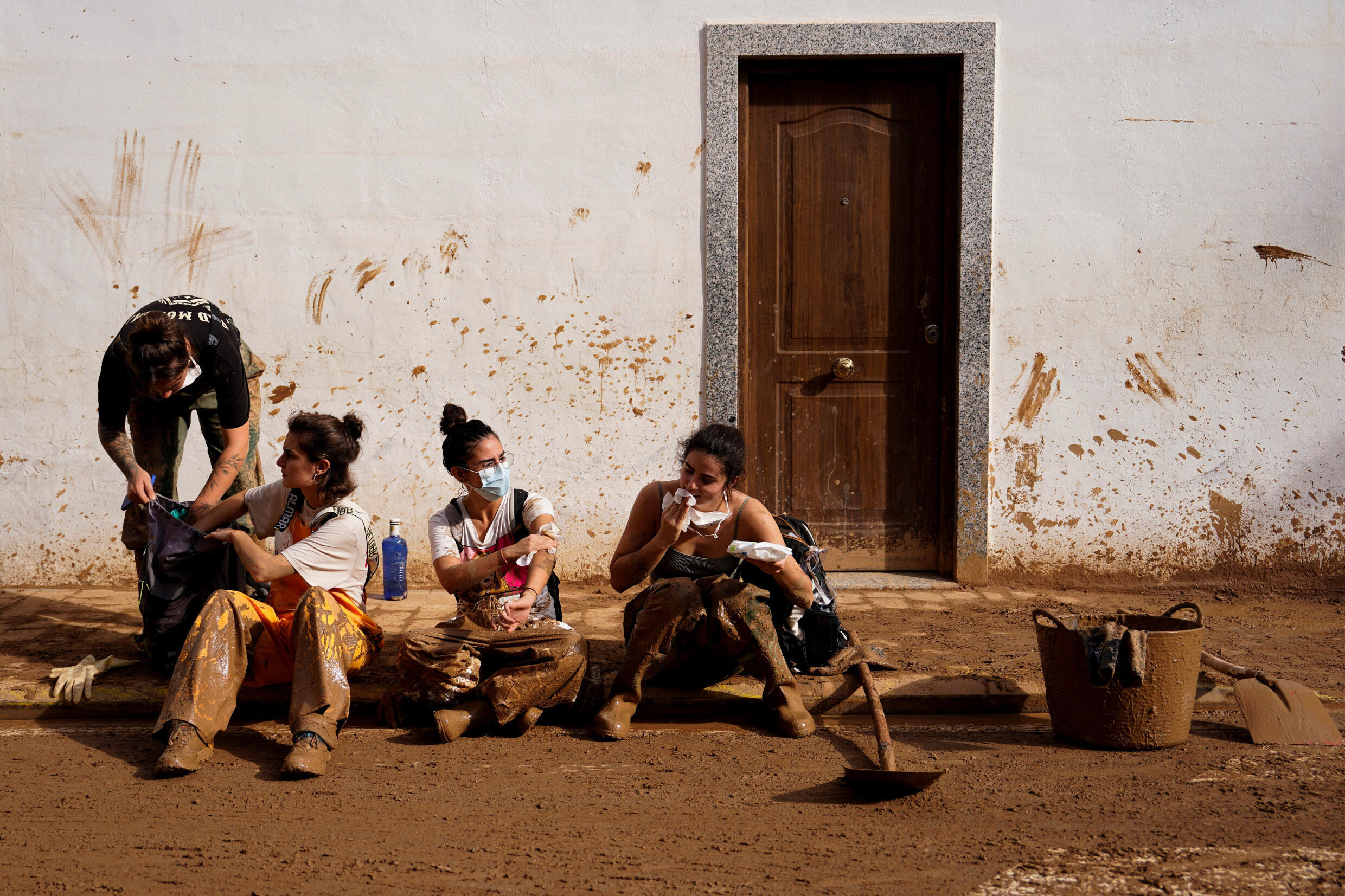 Cuatro voluntarios limpian antes del almuerzo después de ayudar a limpiar el barro causado por las fuertes lluvias en Paiporta, cerca de Valencia, España, 5 de noviembre de 2024.