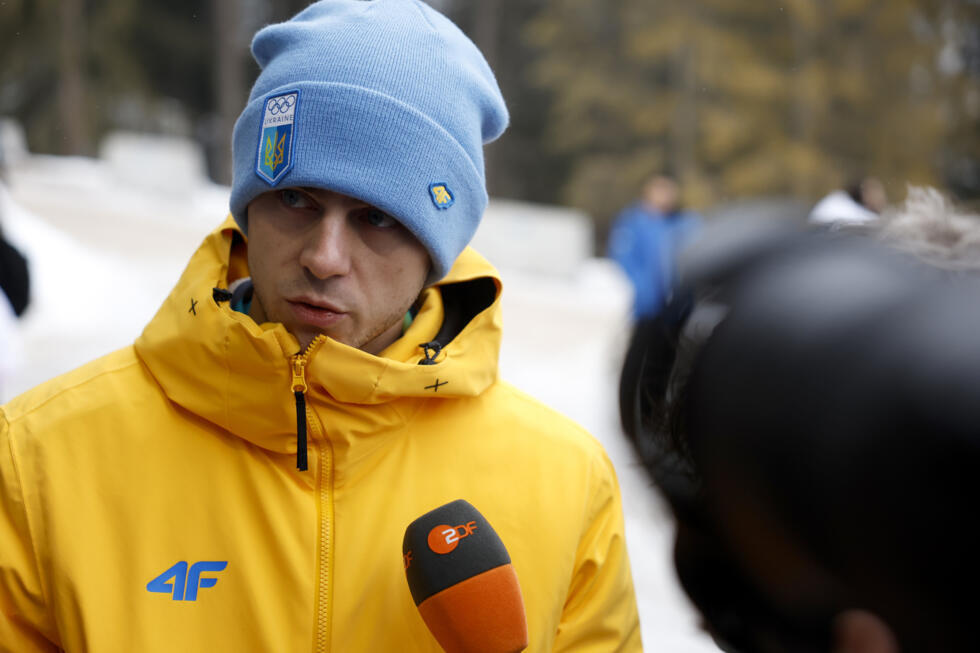 युक्रेनियन स्केलेटन रेसर व्लादिस्लाव हेरास्केविच 12 फेब्रुवारी रोजी कोर्टिना डी'अँपेझो येथे मीडियाशी बोलत आहेत