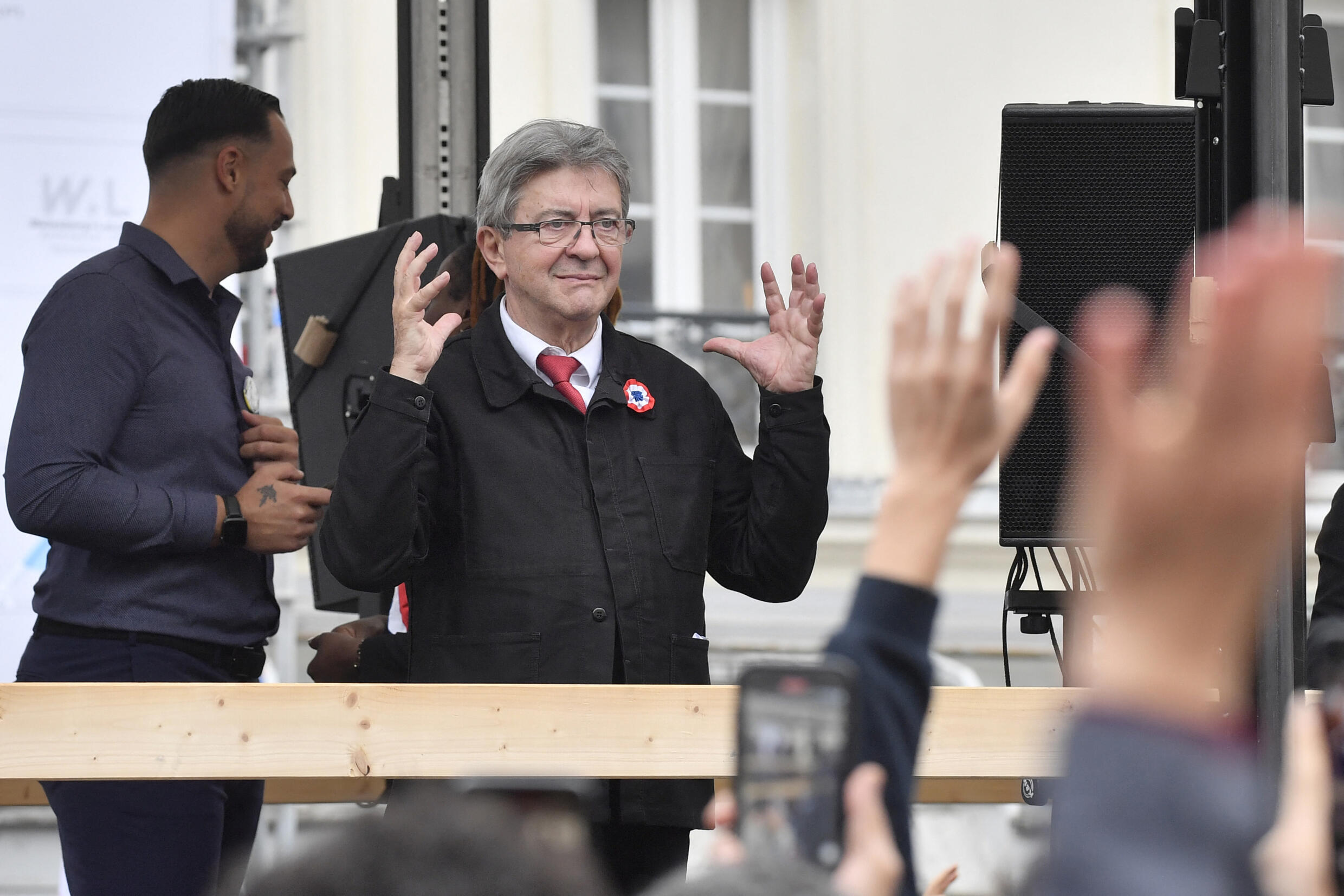 El líder de la Francia Insumisa hace uso de la palabra ante los manifestantes convocados por la izquierda, el 16 de octubre, en París, Francia.