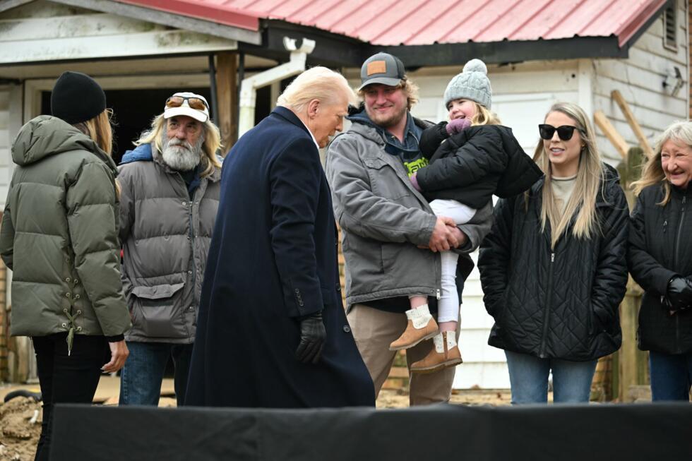 Donald Trump rencontre des habitants d'un quartier touché par l'ouragan Helene, à Swannanoa, en Caroline du Nord, le 24 janvier 2025.