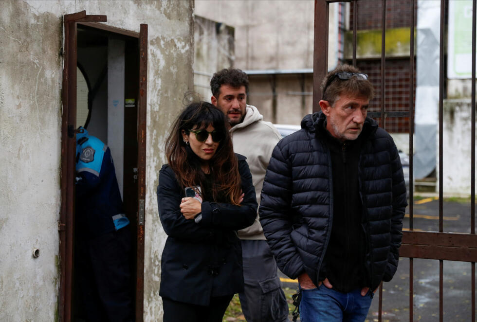 Gianinna Maradona, hija del fallecido futbolista argentino Diego Maradona, abandona el juzgado de San Isidro durante un receso en el juicio por la muerte de su padre, mientras se espera que el tribunal argentino dicte sentencia sobre la investigación de la jueza Julieta Makintach, quien presuntamente participó en un documental del juicio filmado en secreto, en San Isidro, en las afueras de Buenos Aires, Argentina, el 27 de mayo de 2025.