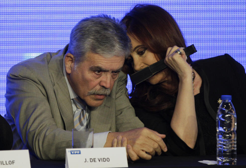Imagen de archivo que muestra a la expresidenta argentina Cristina Fernández conversando con su ministro de Planificación, Julio De Vido, el 5 de junio de 2012 durante un acto público en Buenos Aires. La causa Cuadernos se desprendió de un proceso anterior contra De Vido.
