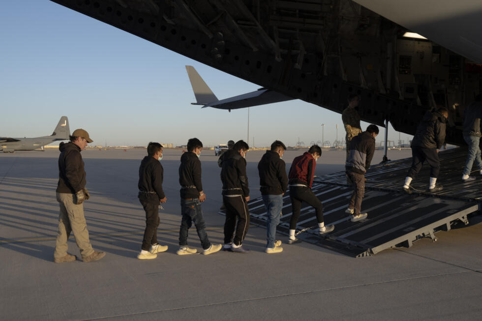 Des migrants expulsés par avion militaire, à Fort Bliss, au Texas, le 23 janvier 2025, selon une photo fournie par le Pentagone.