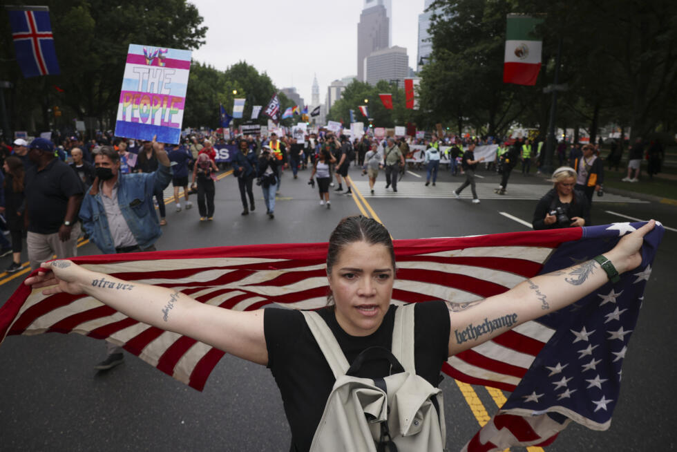 Manifestantes marchan por Benjamin Franklin Parkway durante la protesta 'No Kings', el sábado 14 de junio de 2025, en Filadelfia.