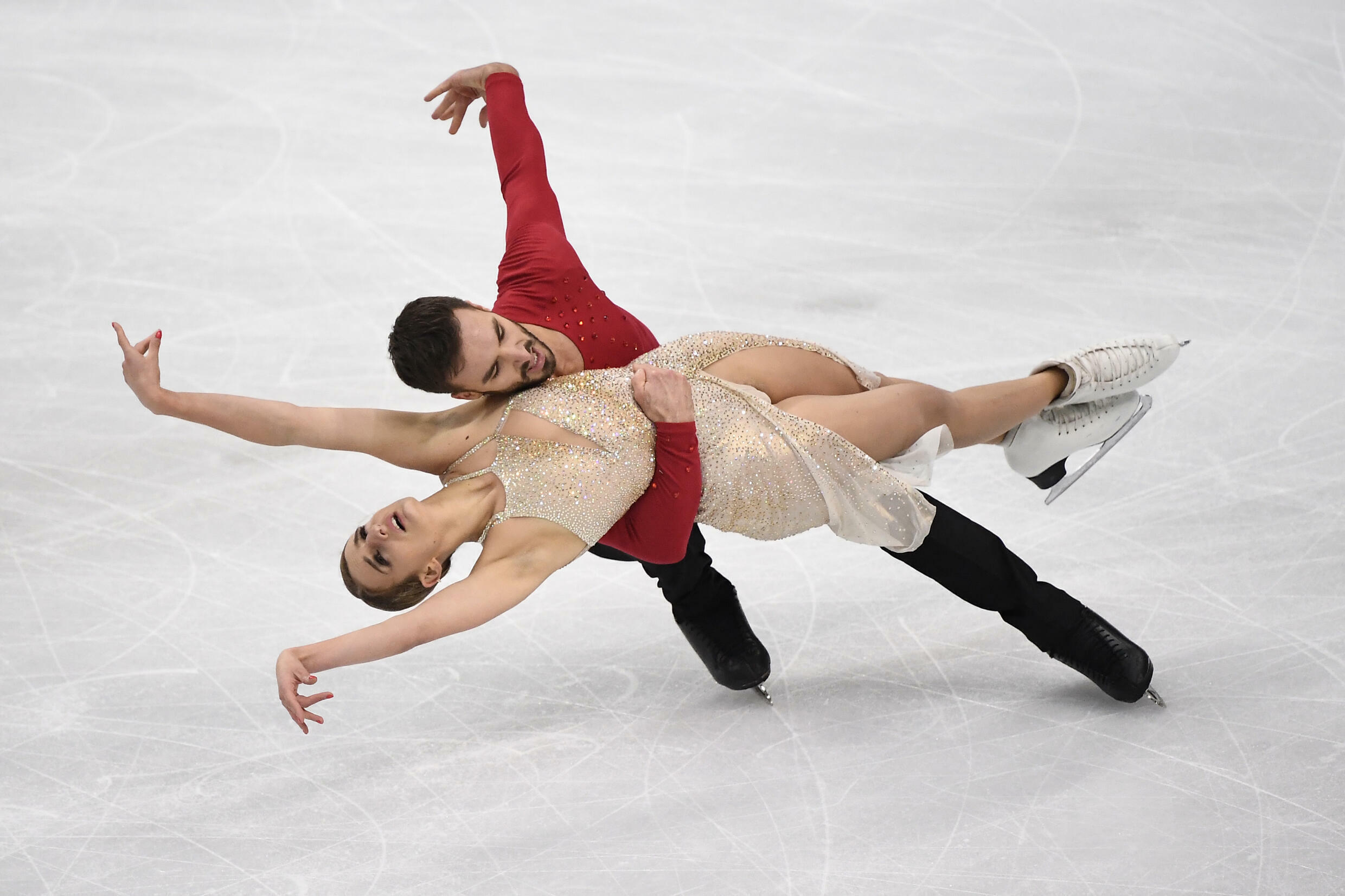 Gabriella Papadakis et Guillaume Cizeron, lors de leur programme de danse rythmique du Grand Prix d'Italie, le 6 novembre 2021 sur la patinoire de Turin