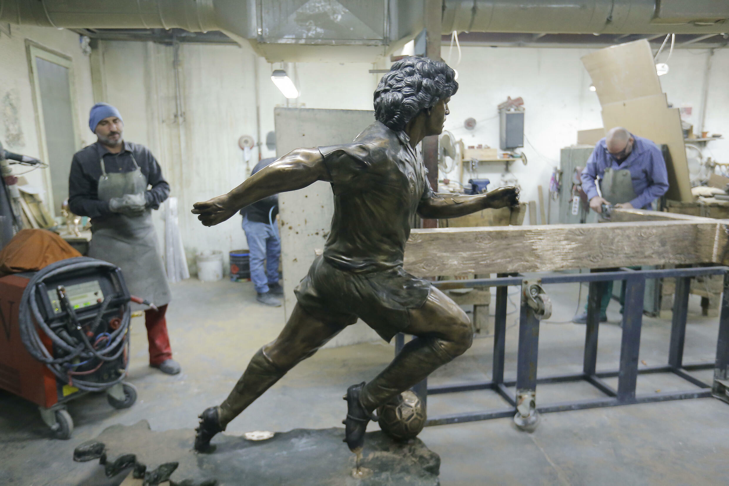 Una estatua de bronce en el taller del escultor Domenico Sepe que representa a Diego Maradona, el 22 de noviembre de 2021 en Nápoles