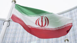 La bandera de Irán ondea frente al edificio del Centro Internacional con la sede del Organismo Internacional de Energía Atómica, OIEA, en Viena, AustriaI, 24 de mayo de 2021.