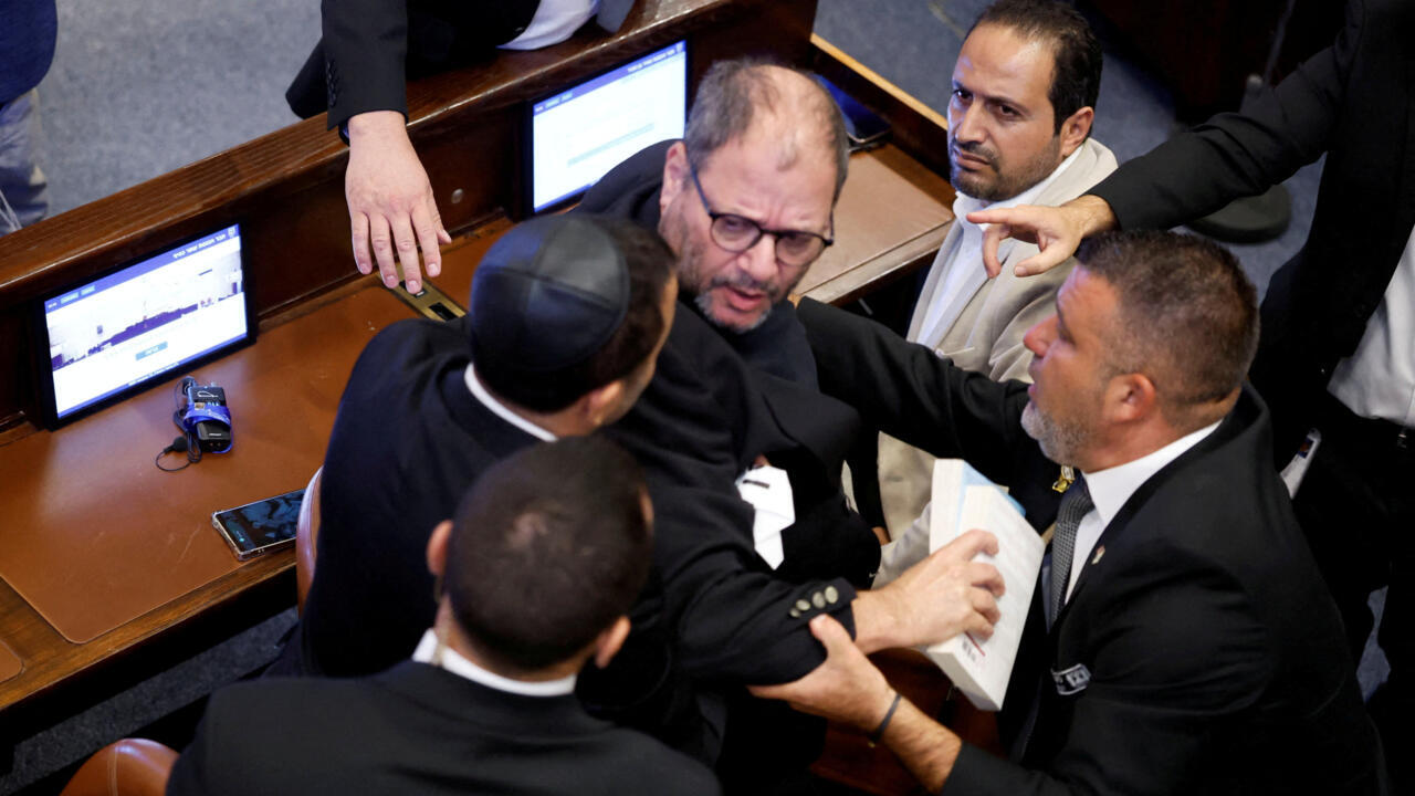 Así fueron expulsados dos diputados israelíes tras interrumpir discurso de Trump al grito de "terrorista"