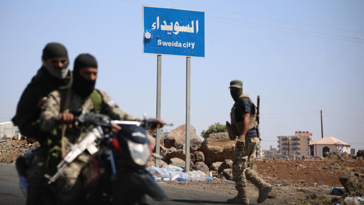 Tribal and bedouin fighters deploy in the western neighbourhood of southern Syria's predominantly Druze city of Sweida, amid clashes with Druze gunmen on July 19, 2025. 