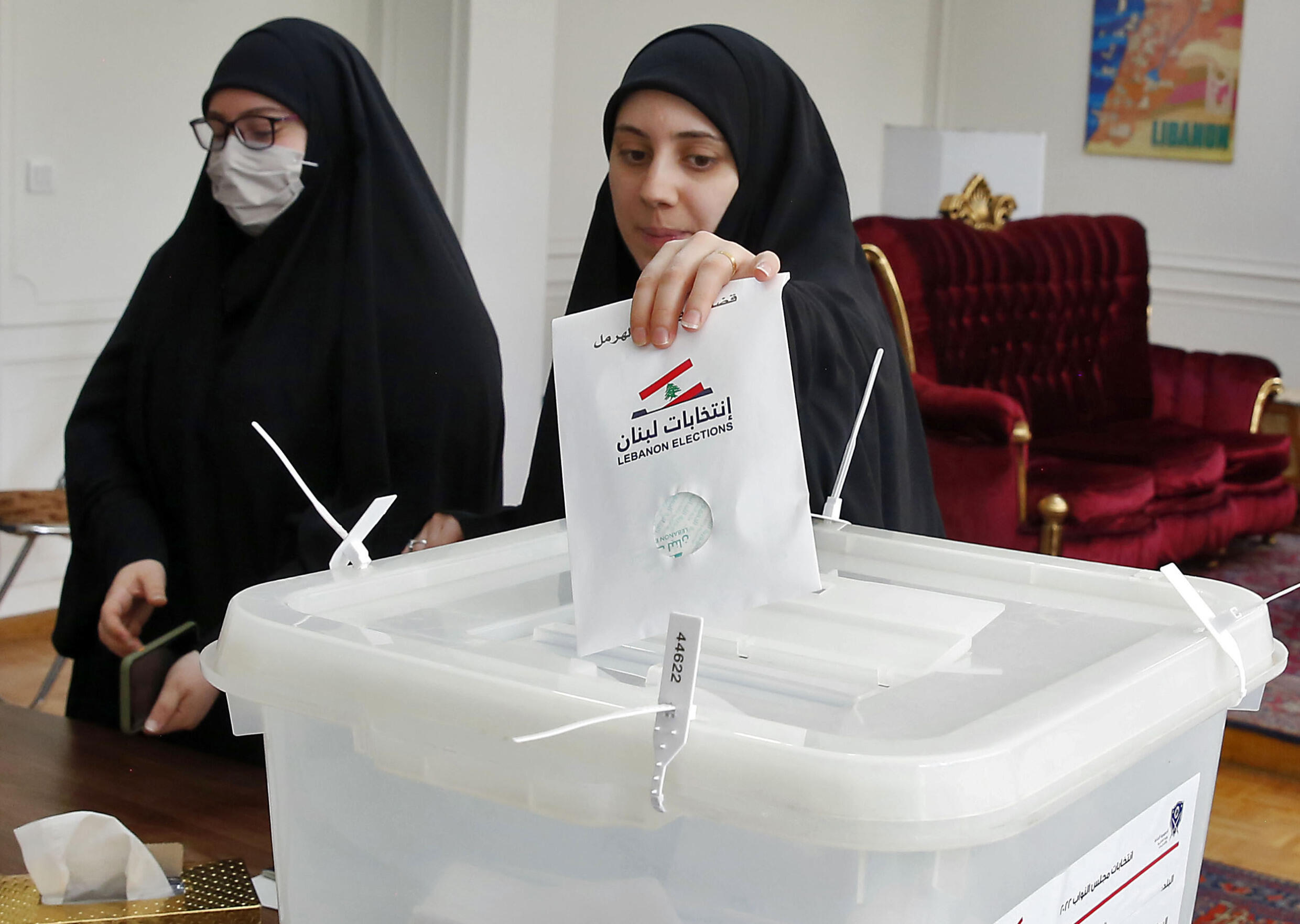 Une femme libanaise vote dans un bureau de vote à l'ambassade du Liban à Téhéran