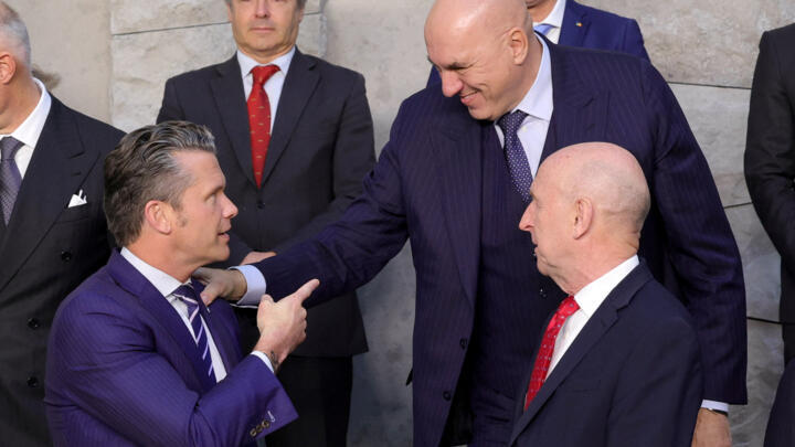 El secretario de Defensa de Estados Unidos, Pete Hegseth, habla con el secretario de Estado de Defensa británico, John Healey, y el ministro de Defensa italiano, Guido Crosetto, en un día en el que posan para una foto oficial durante una reunión de ministros de Defensa de la OTAN en la sede de la Alianza en Bruselas, Bélgica, el 15 de octubre de 2025.