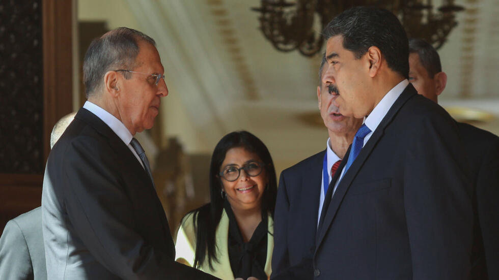 Archivo: el presidente de Venezuela, Nicolás Maduro, se da la mano con el ministro de Relaciones Exteriores de Rusia, Sergey Lavrov, en el Palacio de Miraflores en Caracas, Venezuela, 7 de febrero de 2020.