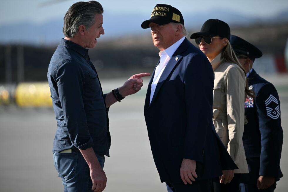 Donald Trump et son épouse Melania sont accueillis à Los Angeles par le gouverneur de Californie, Gavin Newsom (à gauche), le 24 janvier 2025.
