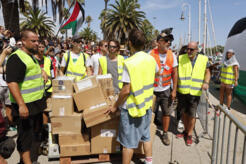 Los voluntarios llevan material en los barcos que forman parte de la flotilla en el puerto de Barcelona este domingo. La flotilla global de Sumud se va este domingo desde Barcelona y destinada a Gaza, en una acción solidaria con el pueblo palestino en el que participan las entidades de 44 países.