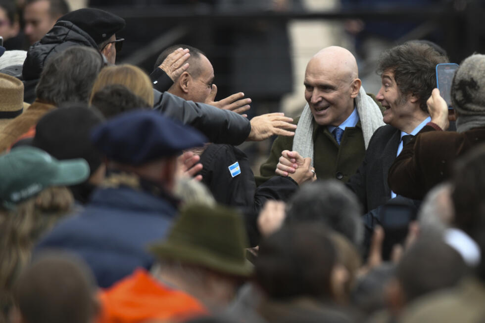Archivo: El presidente argentino Javier Milei, a la derecha, saluda a sus seguidores junto a José Luis Espert, legislador y entonces candidato a diputado nacional por la provincia de Buenos Aires, en la ceremonia de inauguración de la exposición anual de la Sociedad Rural en Buenos Aires, Argentina, el domingo 28 de julio de 2024.