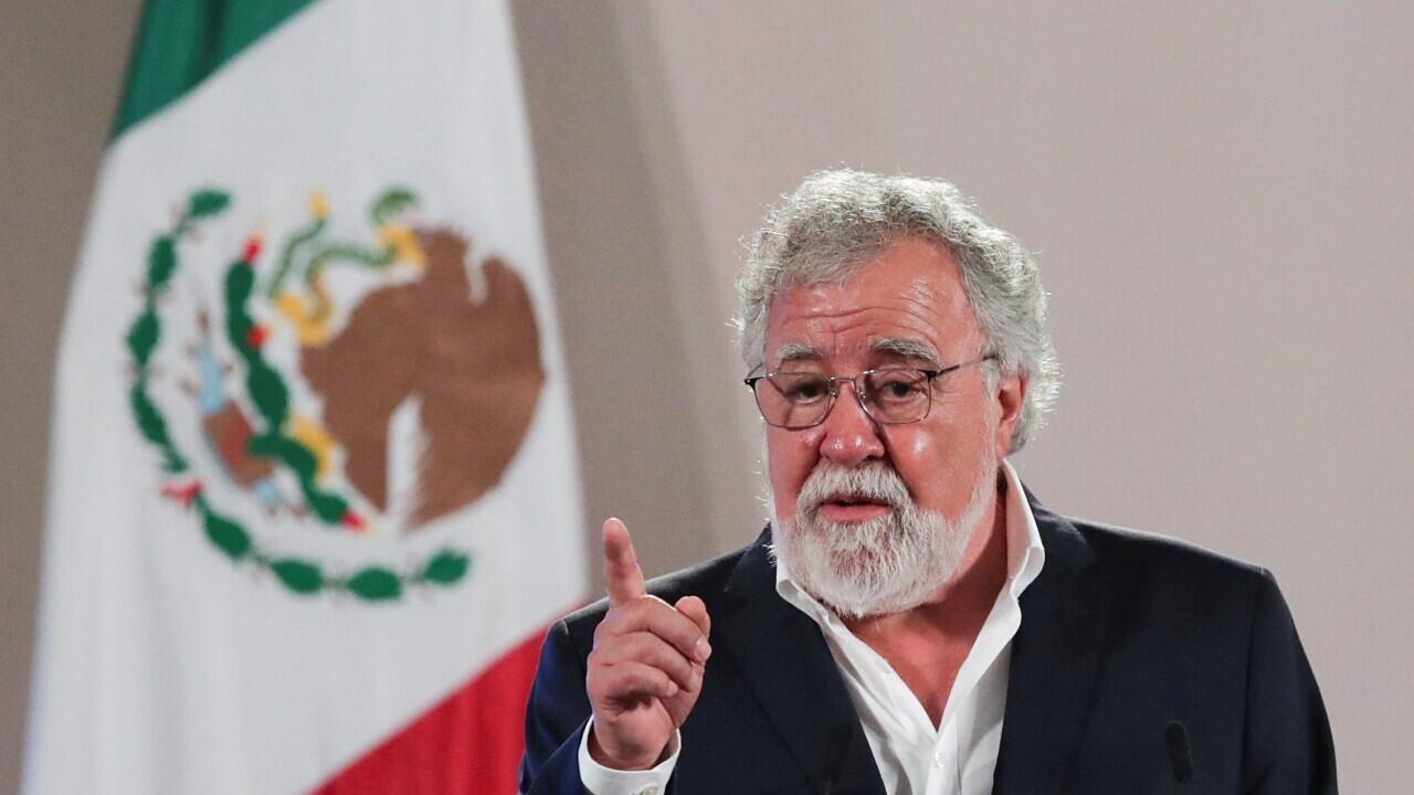 El subsecretario de Derechos Humanos de México, Alejandro Encinas, habla mientras asiste a un informe sobre los 43 estudiantes desaparecidos de la Escuela Normal de Ayotzinapa por miembros de un equipo de expertos internacionales, en el Palacio Nacional, en la Ciudad de México, México, 18 de agosto de 2022.