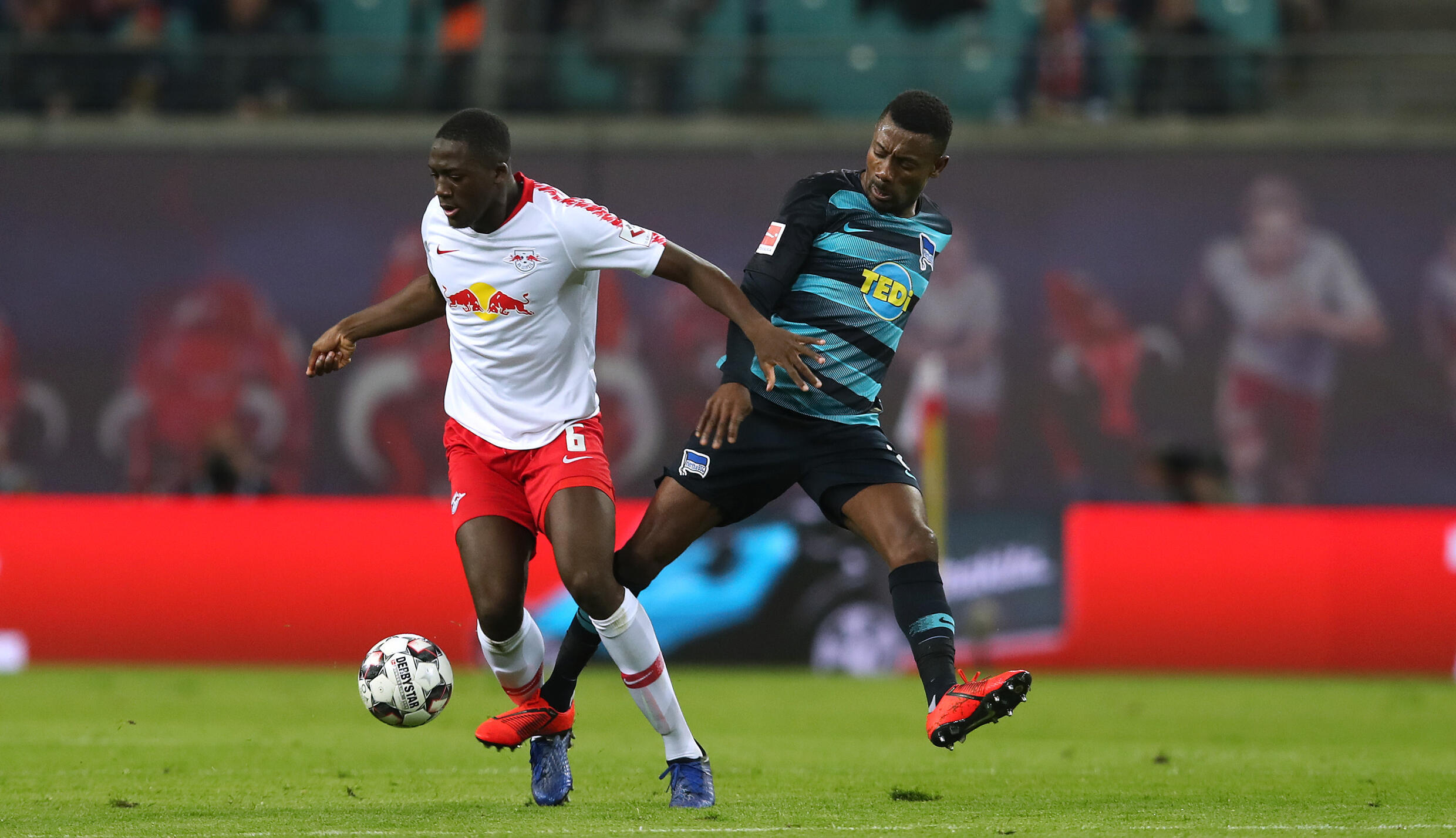 L'ancien attaquant de la Côte d'Ivoire et du Hertha Berlin Salomon Kalou (à droite) participera au tirage au sort des éliminatoires de la Coupe d'Afrique des Nations 2023 à Johannesburg le 19 avril 2022.