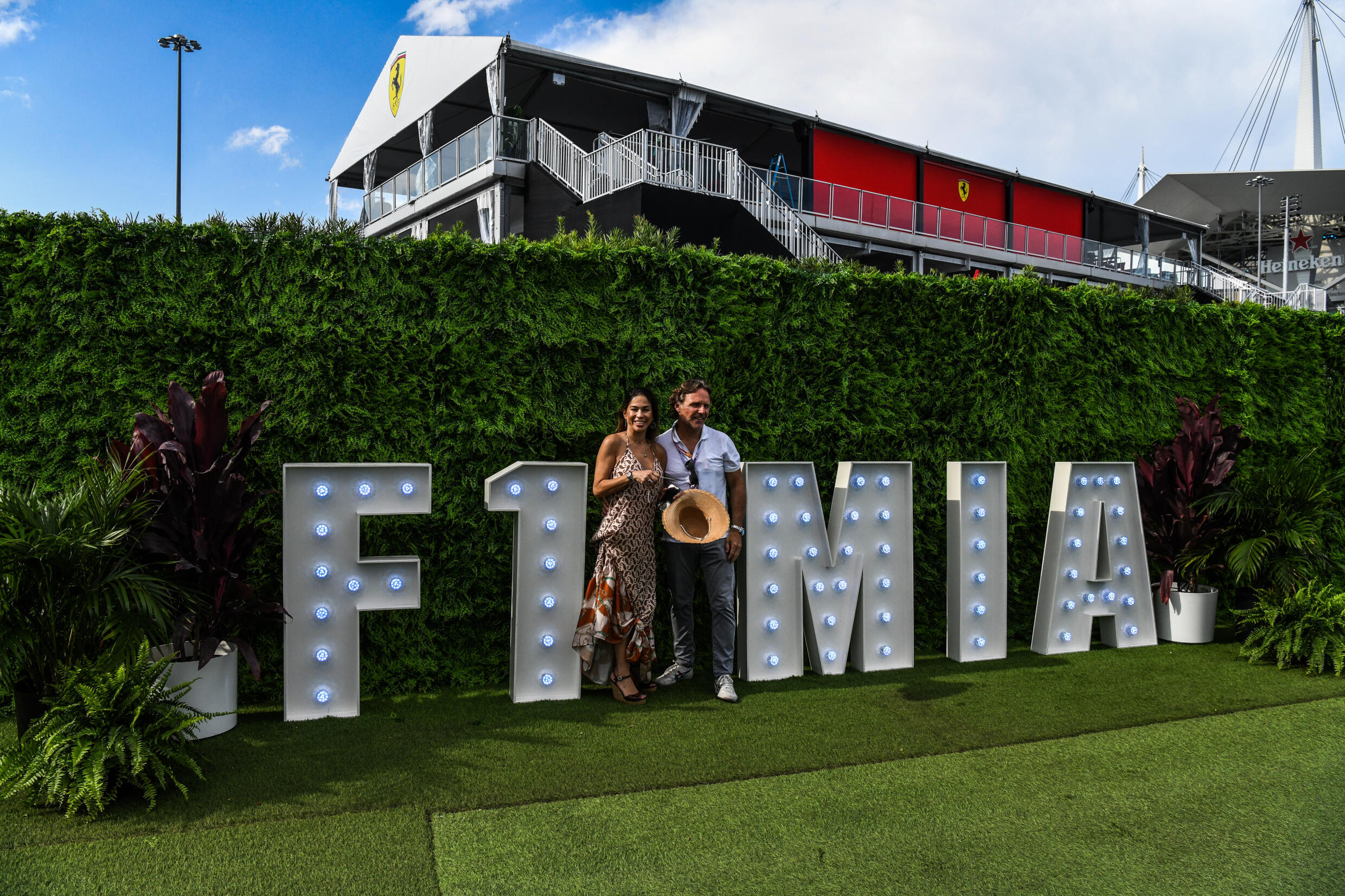 Un couple s'est pris en photo cette semaine avec un dossier "F1Miami" Signature avant le Grand Prix