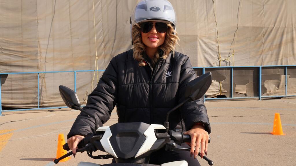 إيران تجيز للنساء الحصول على رخصة لقيادة الدراجات النارية.