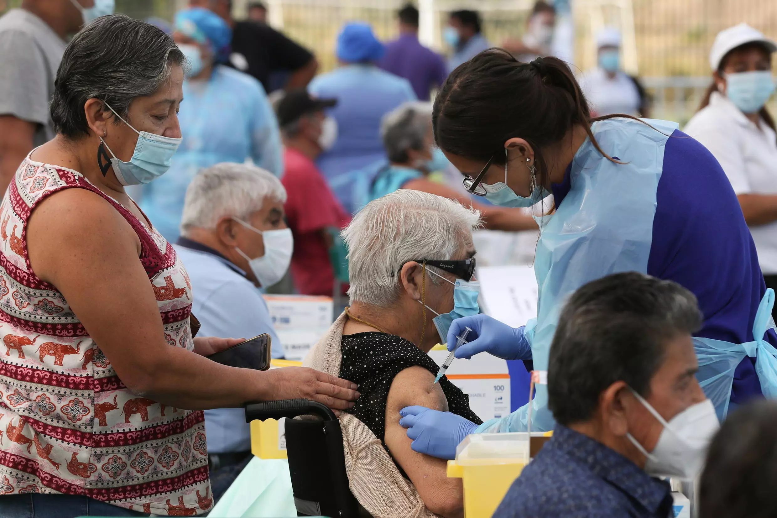 Una trabajadora de la salud administra una dosis de la vacuna CoronaVac de Sinovac contra el coronavirus a una mujer en un centro de vacunación en Santiago, Chile , el 3 de febrero de 2021.