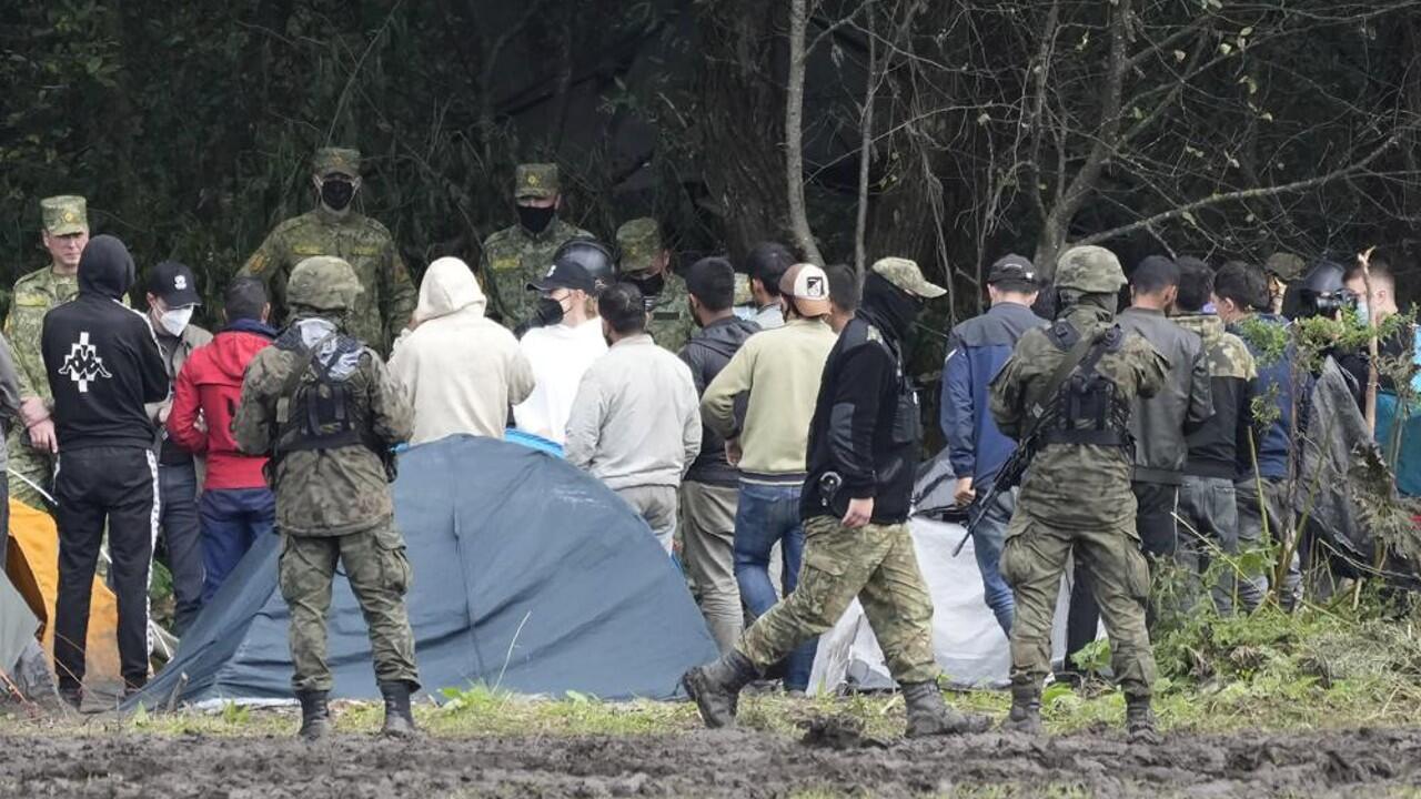 ARCHIWUM - Polskie siły bezpieczeństwa blokują grupy migrantów w Osnaz Gornji, Polska, na granicy z Białorusią, 1 września 2021 r. 3 listopada polski rząd oskarżył armię białoruską o wkraczanie na jej terytorium jako rzucanie niechęci do środków przeciwko nielegalnej imigracji która według Warszawy promuje Ma władze Mińska.