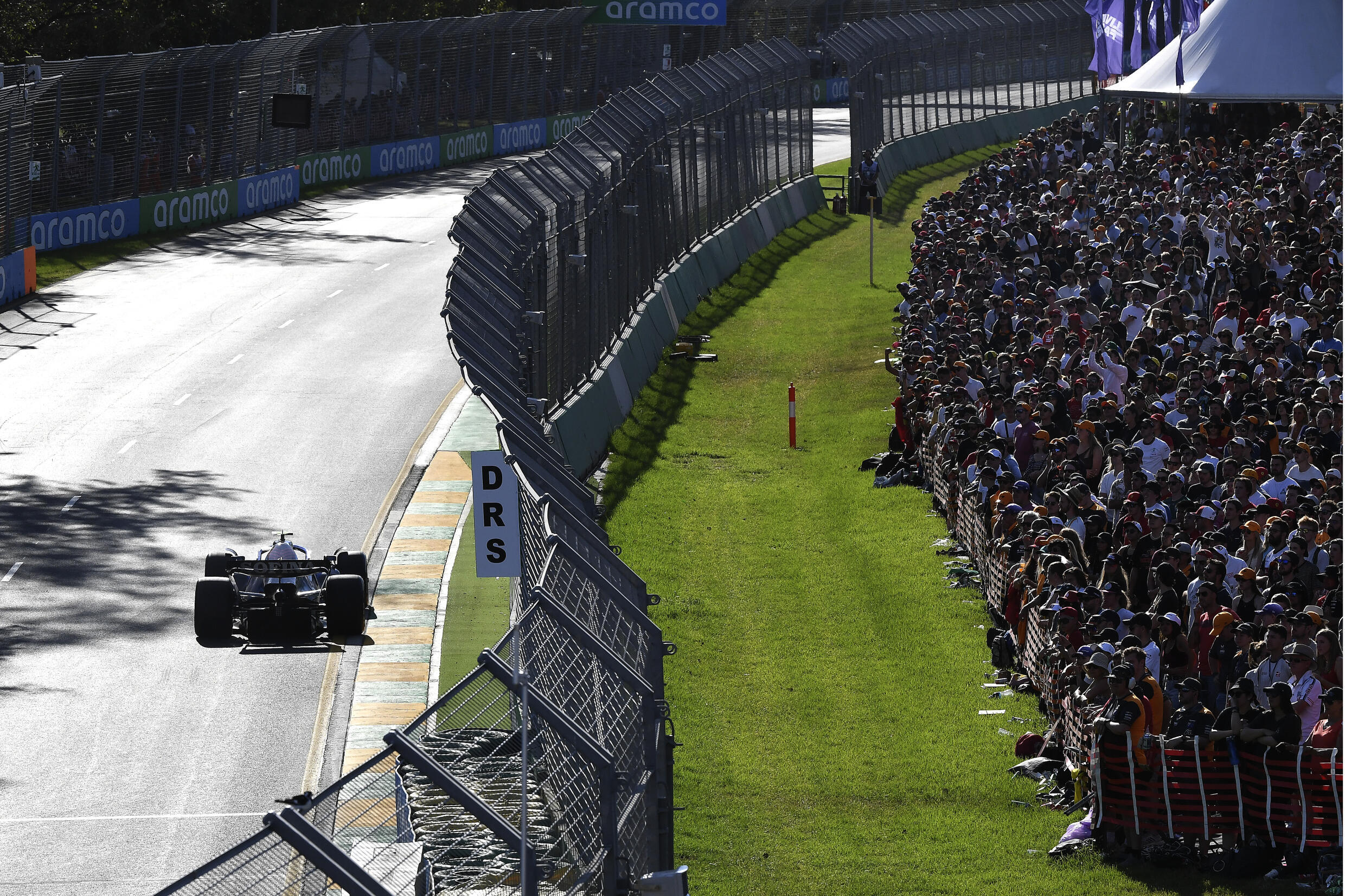 Plus de 400 000 fans ont envahi Albert Park ce week-end, alors que 128 000 ont regardé le Grand Prix d'Australie dimanche.