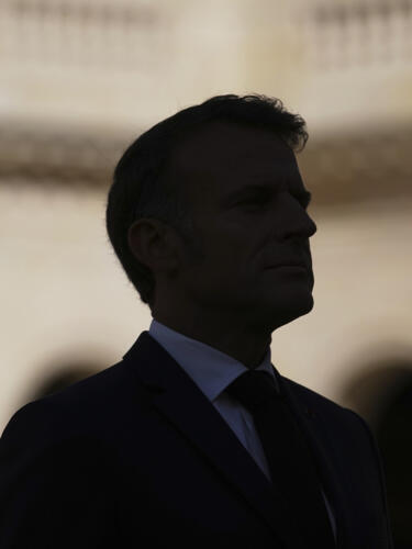 El presidente francés, Emmanuel Macron, aparece recortado contra el cielo mientras pasa revista a las tropas durante la ceremonia de despedida del jefe del Estado Mayor de las Fuerzas Armadas francesas, Thierry Burkhard, en el patio de los Inválidos, en París, Francia, el viernes 5 de septiembre de 2025.