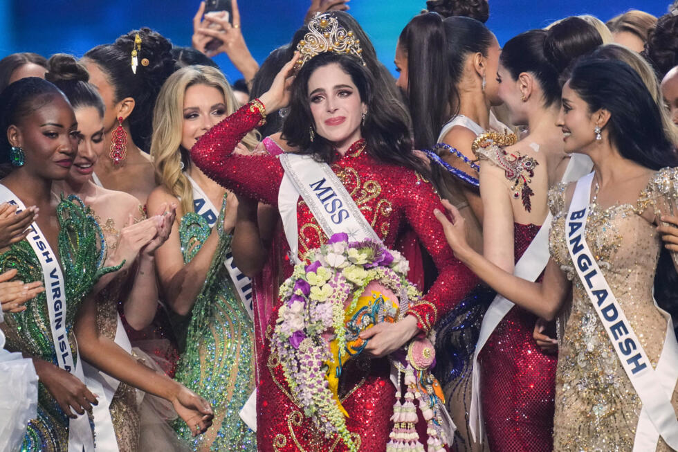 Miss Mexico Fatima Bosch wordt gevierd door andere deelnemers na het winnen van de verkiezing op 21 november 2025.