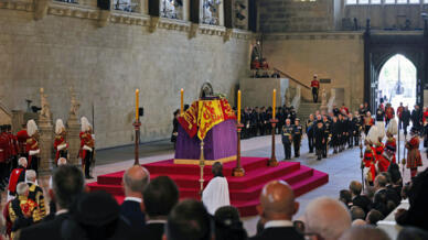 Vista general del ataúd de la reina Isabel II, en Westminster Hall, en el Palacio de Westminster, donde descansará hasta el funeral de Estado. En Londres, Reino Unido, el 14 de septiembre de 2022.