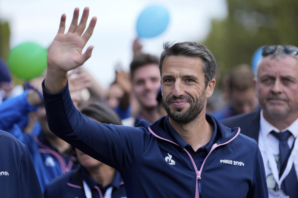 Le président du Comité d'organisation des Jeux olympiques et paralympiques de Paris 2024 (COJO), Tony Estanguet, marche sur l'avenue des Champs-Élysées