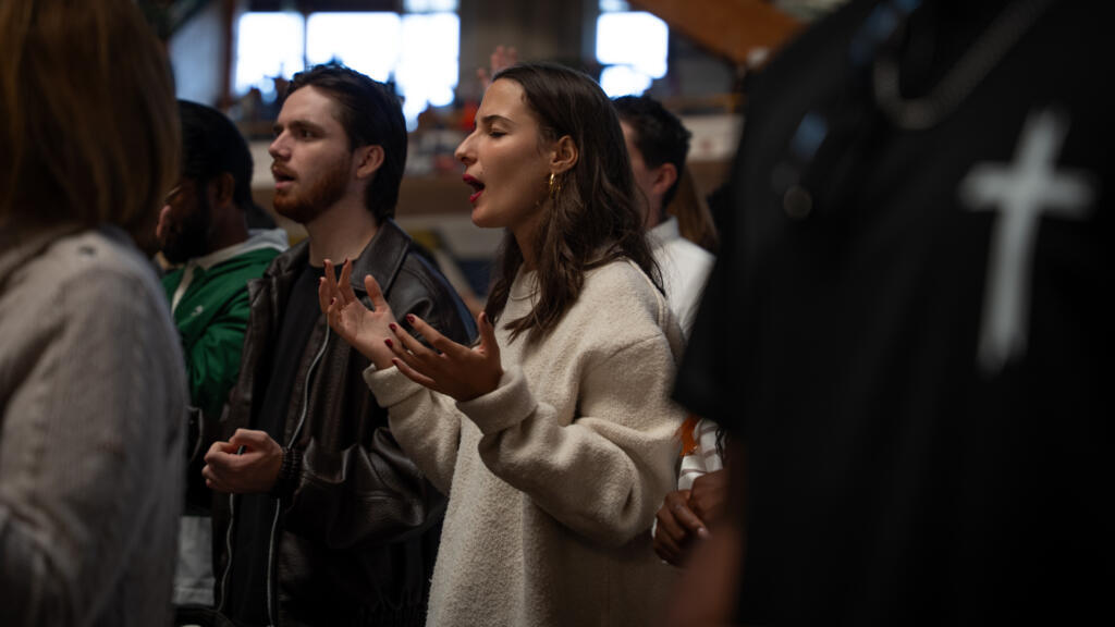 Concerts, réseaux sociaux... les mouvements évangéliques à la conquête de la jeunesse