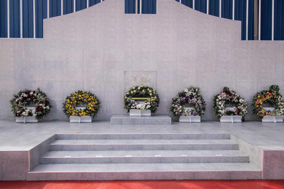 Des couronnes de fleurs déposées au cimetière militaire de Thiaroye à l'occasion du 80e anniversaire du massacre de Thiaroye, le 1er décembre 2024 près de Dakar, au Sénégal.